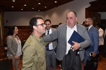 El periodista teldense Gaumet Florido leyó este jueves en el Pleno municipal el Manifiesto Institucional por el Día Internacional de las Mujeres (Foto TA y Francisco J. Santana)